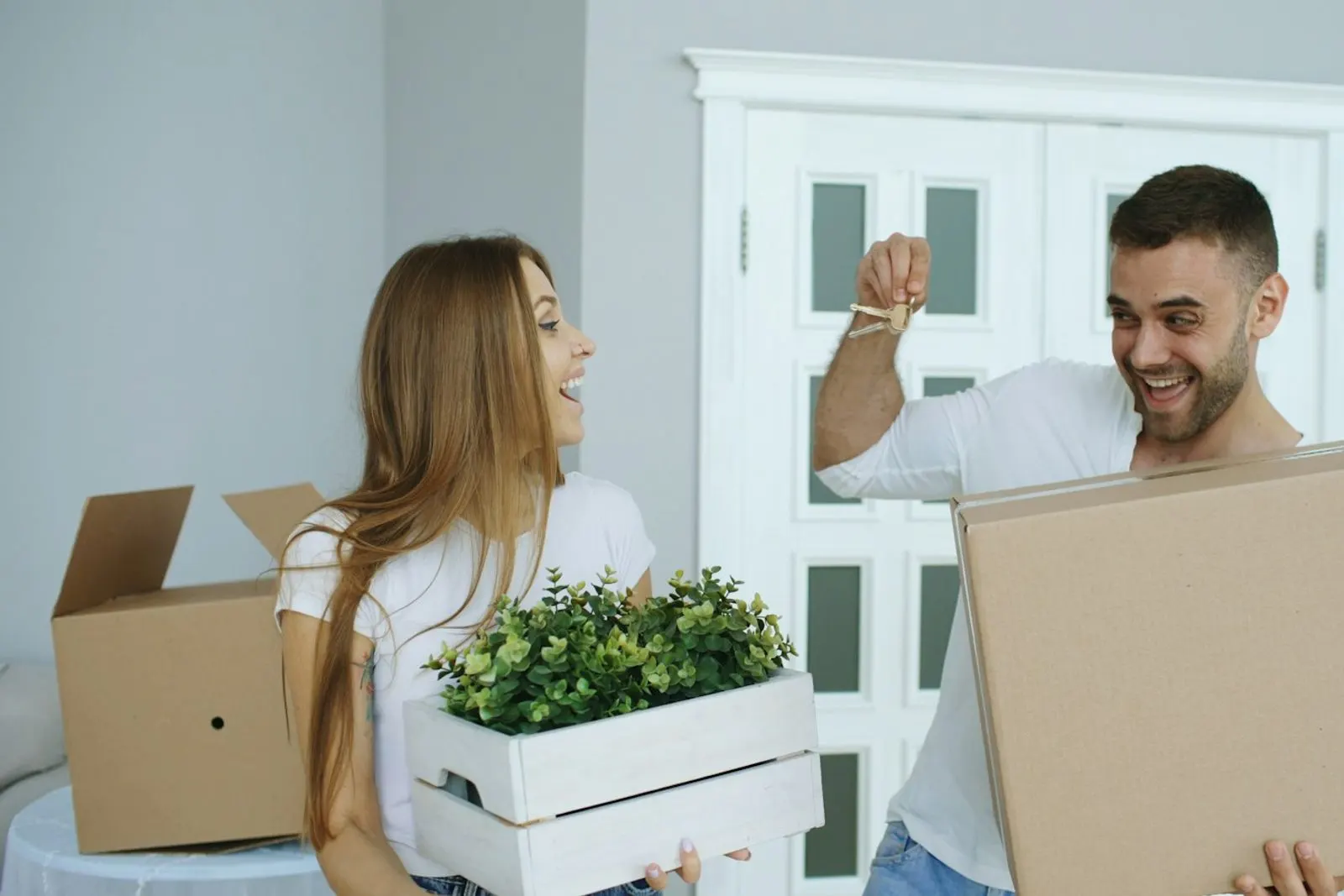 Pareja con sus cajas de mudanza y las llaves