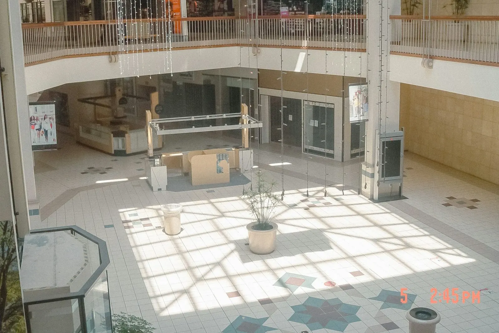 Patio de un centro comercial sin locales ocupados