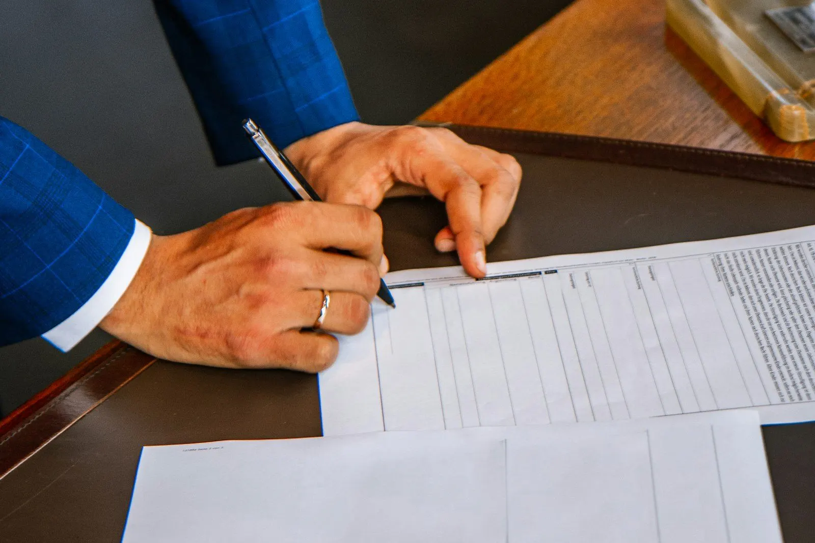 Firma de documentos de compraventa