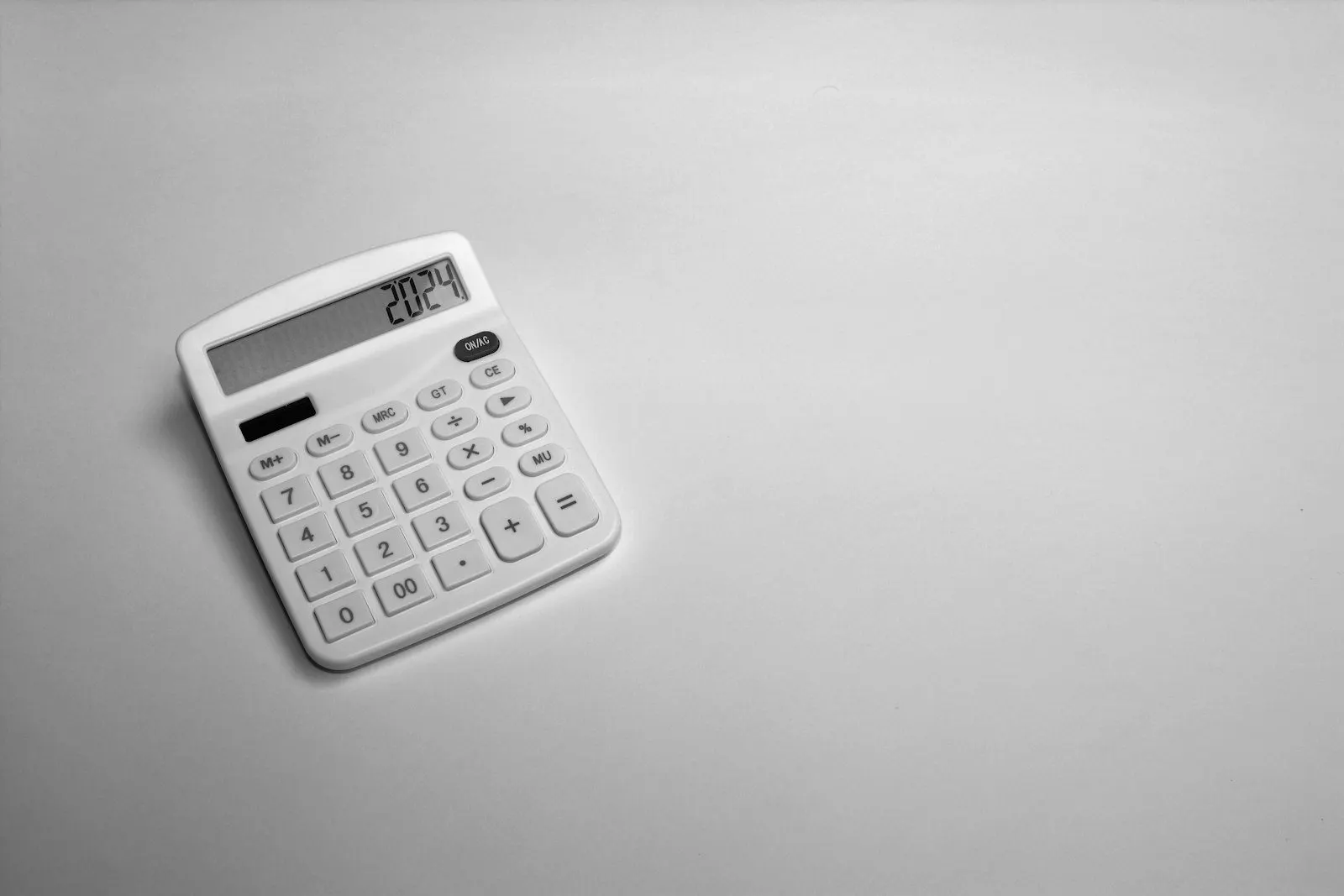 Calculadora blanca sobre una superficie clara