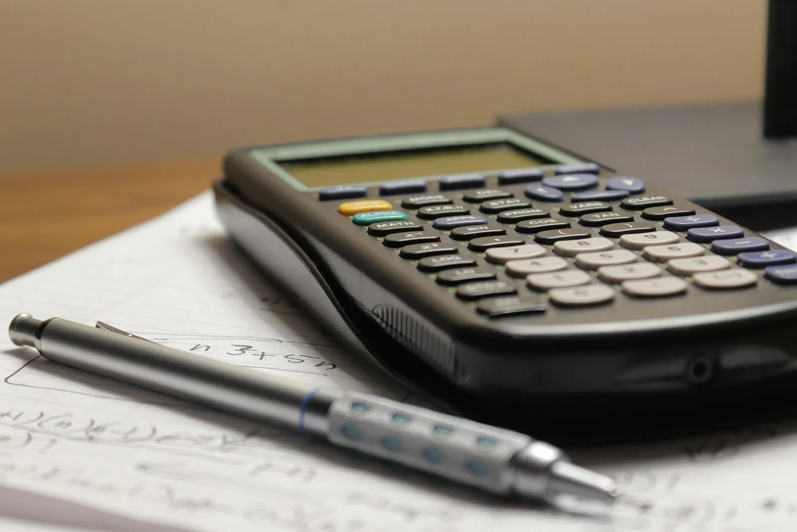 Calculadora y lápiz sobre una hoja de cálculos