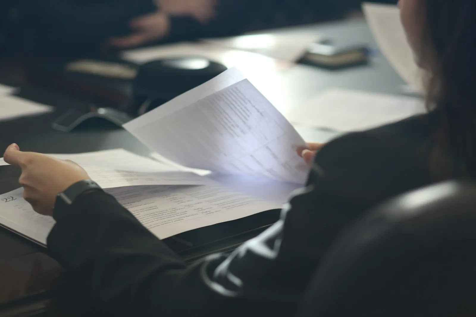 Revisión de un documento en la oficina